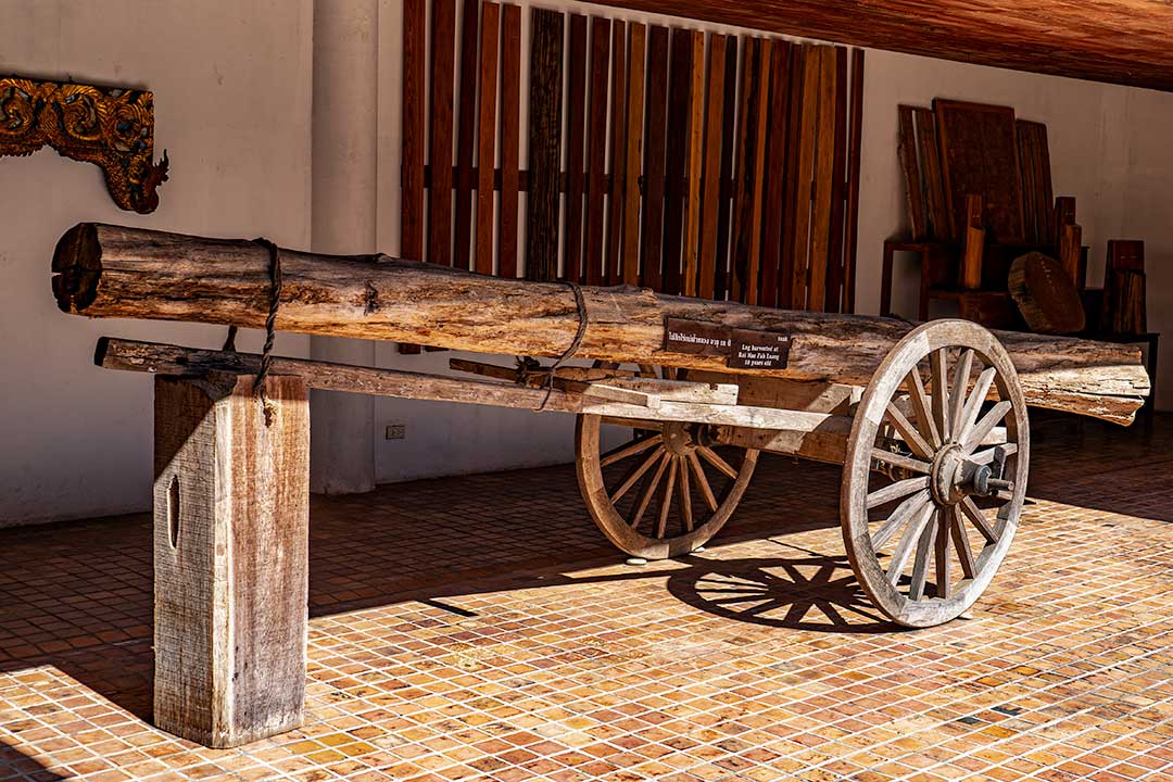 Teak log on cart Rai-Mae-Fah-Luang